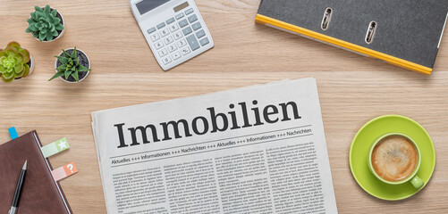 Zeitung mit der Headline Immobilien