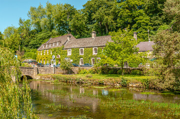 Fototapeta na wymiar Dorfzentrum mit traditionellen Cotswolds-Häusern im Dorf Bibury nahe Cirencester, Gloucestershire, Suedostengland