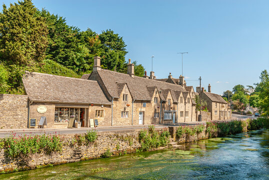 Traditional Weaver Cotswolds-Cottages in Bibury near Cirencester, South East England.| Traditionelle Cotswolds-Häuser im Dorf Bibury nahe Cirencester, Suedostengland.