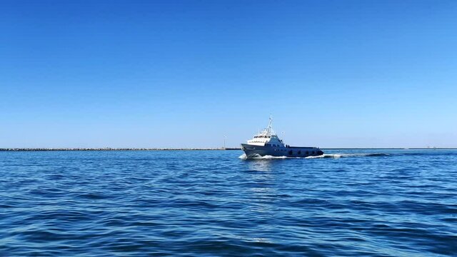 The offshore ship returns to port