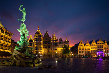 Fototapeta na wymiar Famous fountain with Statue of Brabo in Grote Markt square in Antwerpen, Belgium.