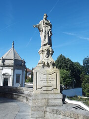 Fototapeta na wymiar Statuentreppe und Kapelle vor der Wallfahrtskirche Bom Jesus do Monte in Braga Portugal 