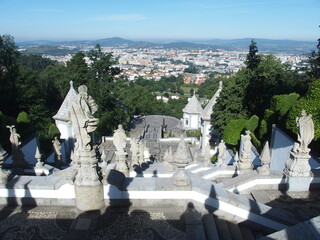 Statuentreppe vor der Wallfahrtskirche Bom Jesus do Monte in Braga Portugal und Blick auf die Stadt Braga