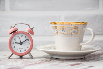 Obraz na płótnie Canvas cup of coffee and clock 