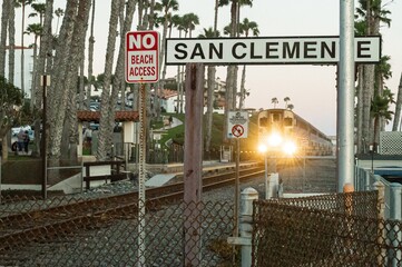 Railway system of the coastal San Clemente city in the USA during sunset - obrazy, fototapety, plakaty