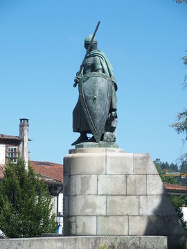 Standbild eines Ritters in Guimaraes Portugal