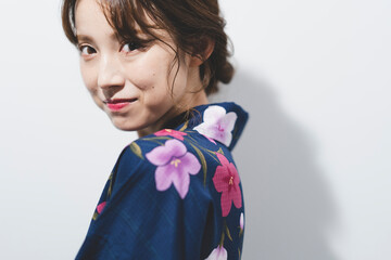 浴衣を着た女性