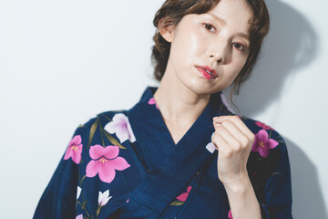 浴衣を着た女性