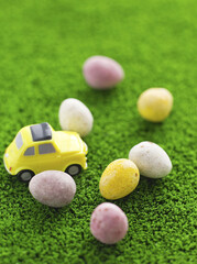 Naklejka premium Mini eggs on grass