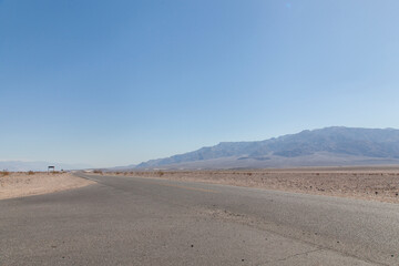Fototapeta na wymiar carretera del desierto de Death Valley 