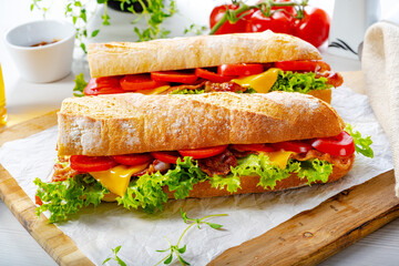 crispy baguette with bacon, tomatoes and cheese