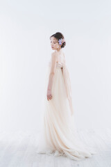 ウェディングドレスを着た女性