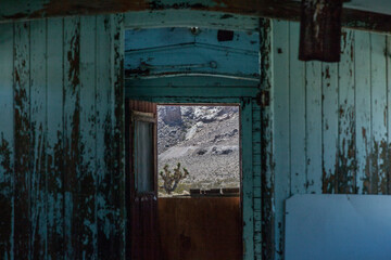 interior de vagón abandonado en el pueblo de Rhyolite
