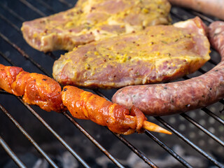 Grillfackel mit Steak und Bratwurst auf dem Grill