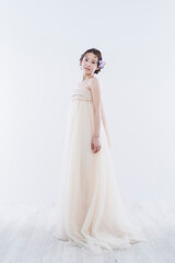 ウェディングドレスを着た女性