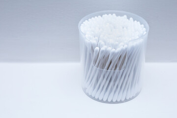 Fototapeta na wymiar Cotton buds or cotton swabs in transparent plastic box isolated on white background.