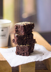
Fresh coffee and morning breakfast with brownies on a wooden stand