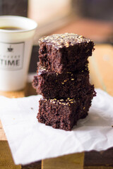 
Fresh coffee and morning breakfast with brownies on a wooden stand