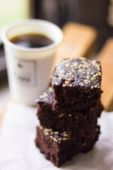 
Fresh coffee and morning breakfast with brownies on a wooden stand