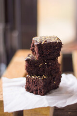 
Fresh coffee and morning breakfast with brownies on a wooden stand