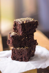 
Fresh coffee and morning breakfast with brownies on a wooden stand
