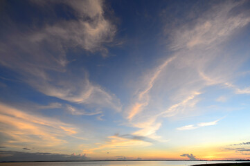 Naklejka premium beautiful sunset sky at the lake
