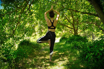 Entrenando yoga en el bosque 