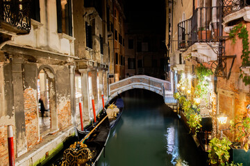 Obraz na płótnie Canvas View of Venice´s small canal at night from a bridge