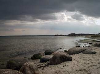 Pochmurna kamienista plaża nad Bałtykiem 