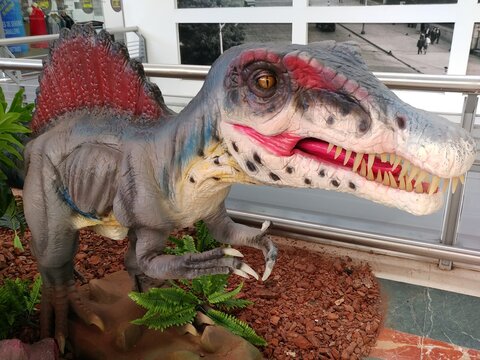 Figura animada de dinosaurio Spinosaurus en exposici&oacute;n de animales prehist&oacute;ricos en centro comercial