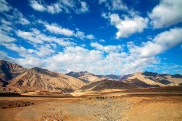 Beautiful himalayan view of ladakh region (Manali - Leh Road), Ladakh, Kashmir, India. - obrazy, fototapety, plakaty