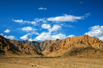 Fototapeta na wymiar Himalayan mountain landscape along Manali - Leh National Highway.