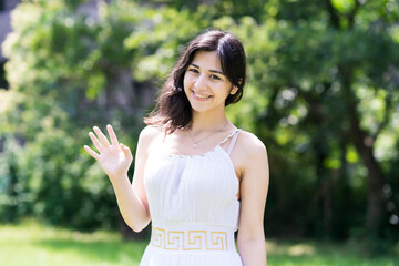 Fototapeta premium カメラに向かってポーズする女性