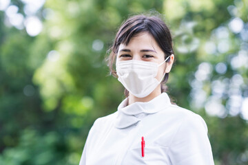 白衣の女性
