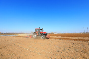 Obraz premium Planter planting peas on farm, North China