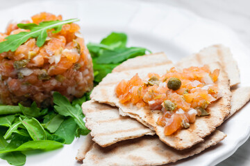 salmon tartare with arabic bread