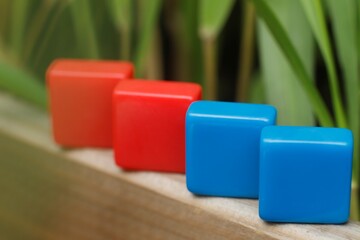 Kostki kafelki czerwone i niebieskie © Seance_Photo_Sylwia