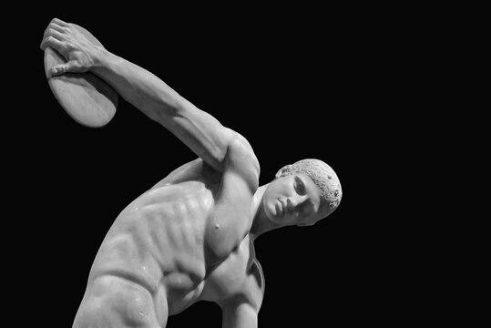 Black and white photo showing the sculpture of a naked male athlete preparing to throw a discus