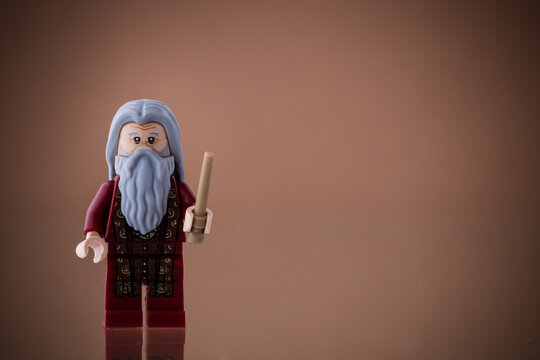 Lippstadt - Deutschland 6. Juli 2020 Lego Figur Dumbledore mit Zauberstab