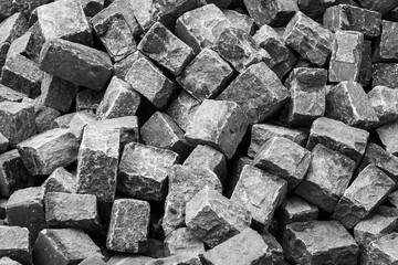 Steinquader für das Berliner Kopfsteinpflaster liegen auf einer Baustelle