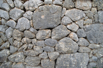 grobe Steinmauer, grau