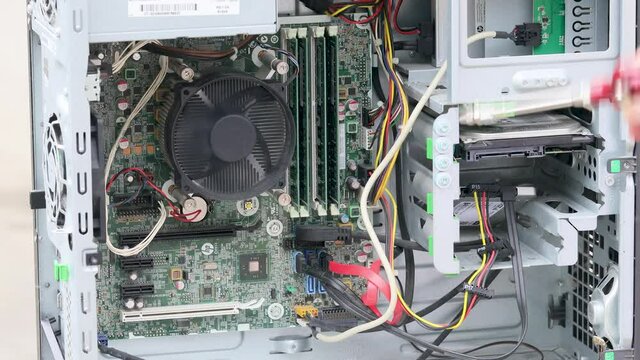 デスクトップパソコン内部のほこりをエアーで飛ばしている