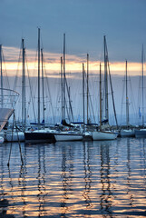 Segeloote am Hafen in Saint-Tropez im Abendlicht