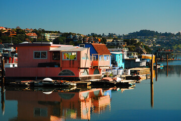 Fototapeta na wymiar Houseboats float on the San Francisco Bay in Sausalito, California