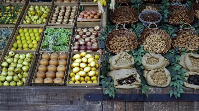 Verschiedene gesunde Obst und Gem&uuml;se.