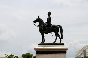 Obraz premium Equestrian statue of Chulalongkorn the Great is an outdoor sculpture in cast bronze at the center of the Royal Plaza in Bangkok, Thailand, honoring King Chulalongkorn. erected on 11 November 1908.