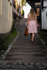 Eine junge Frau mit einer Geige in der Hand