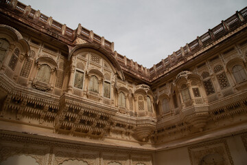 Obraz premium Ancient window pattern or Jali traditional window a Heritage architecture at Mehrangarh Fort in Jodhpur, Rajasthan