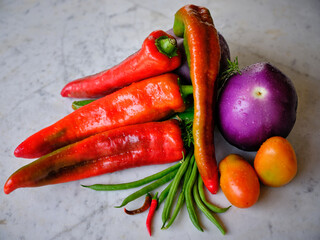 Composizione di verdure bio su tavolo di marmo