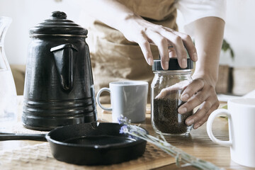 おうちカフェを楽しむ女性
